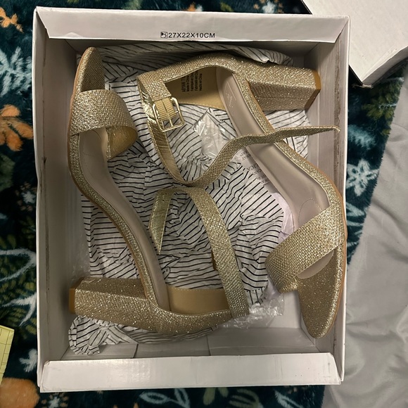 DB Studio BNIB Aryaw Gold Metallic block heel sandal - Picture 2 of 7